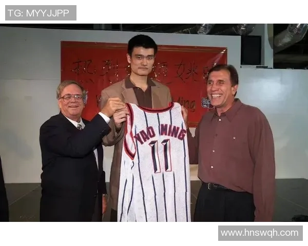 姚明轻松打开饮料瓶展现力量与优雅的完美结合 姚明轻松打开饮料瓶展现力量与优雅的完美结合